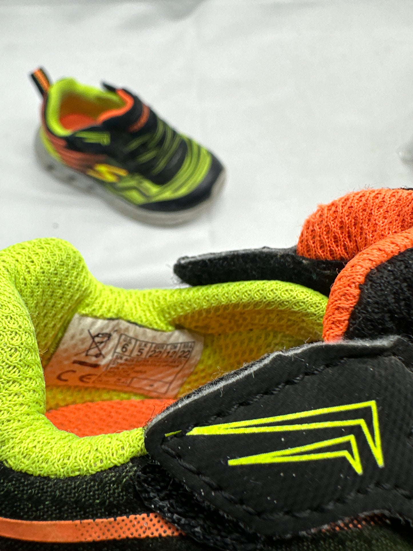 Sketchers Sneakers Light Up Shoes Toddler Sz 5 12cm